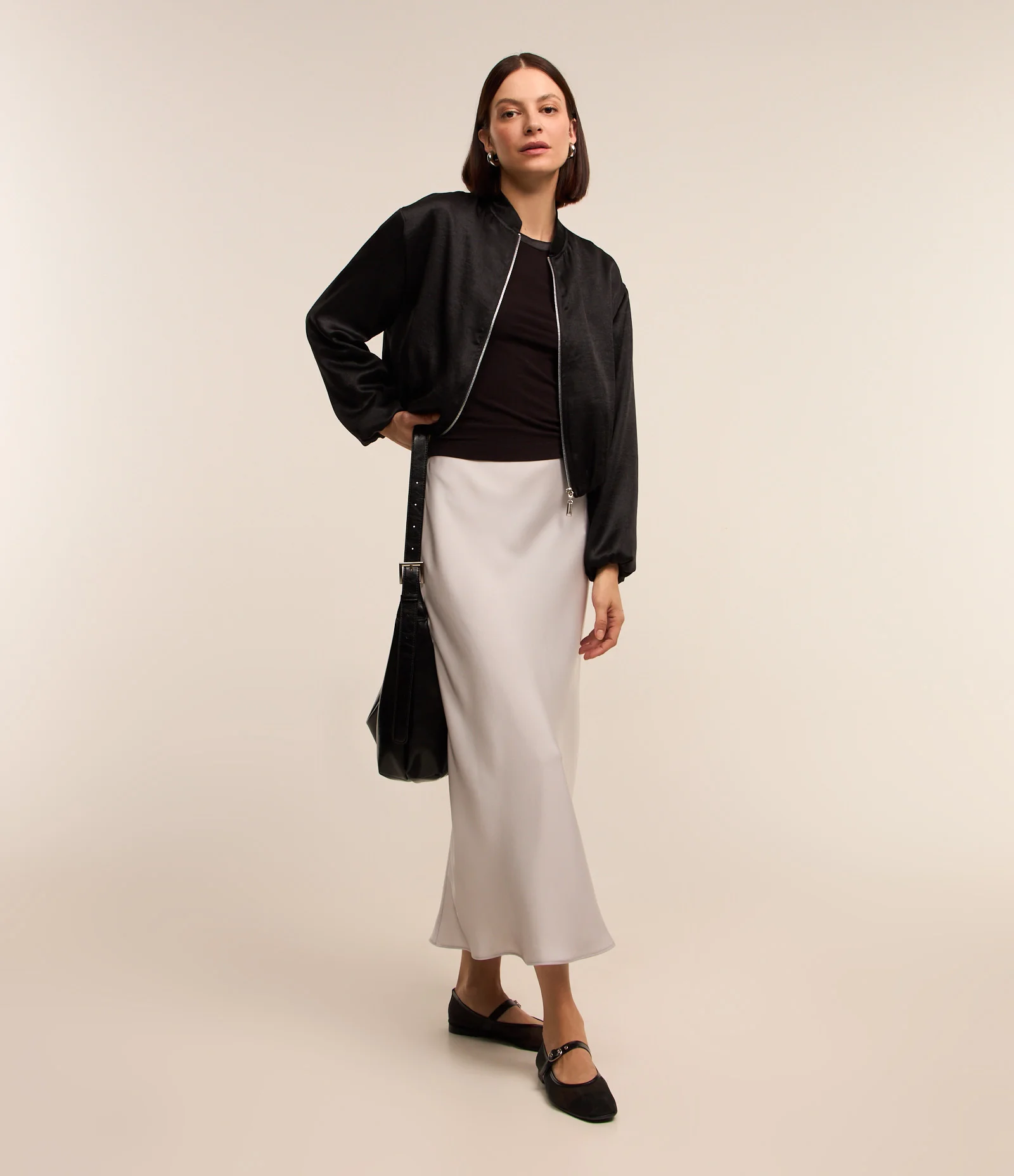 Jaqueta Bomber em Tecido Acetinado com Zíper Frontal Preto 2