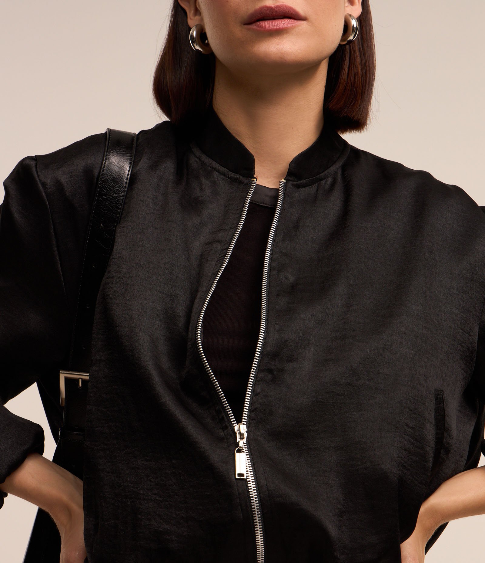 Jaqueta Bomber em Tecido Acetinado com Zíper Frontal Preto 3