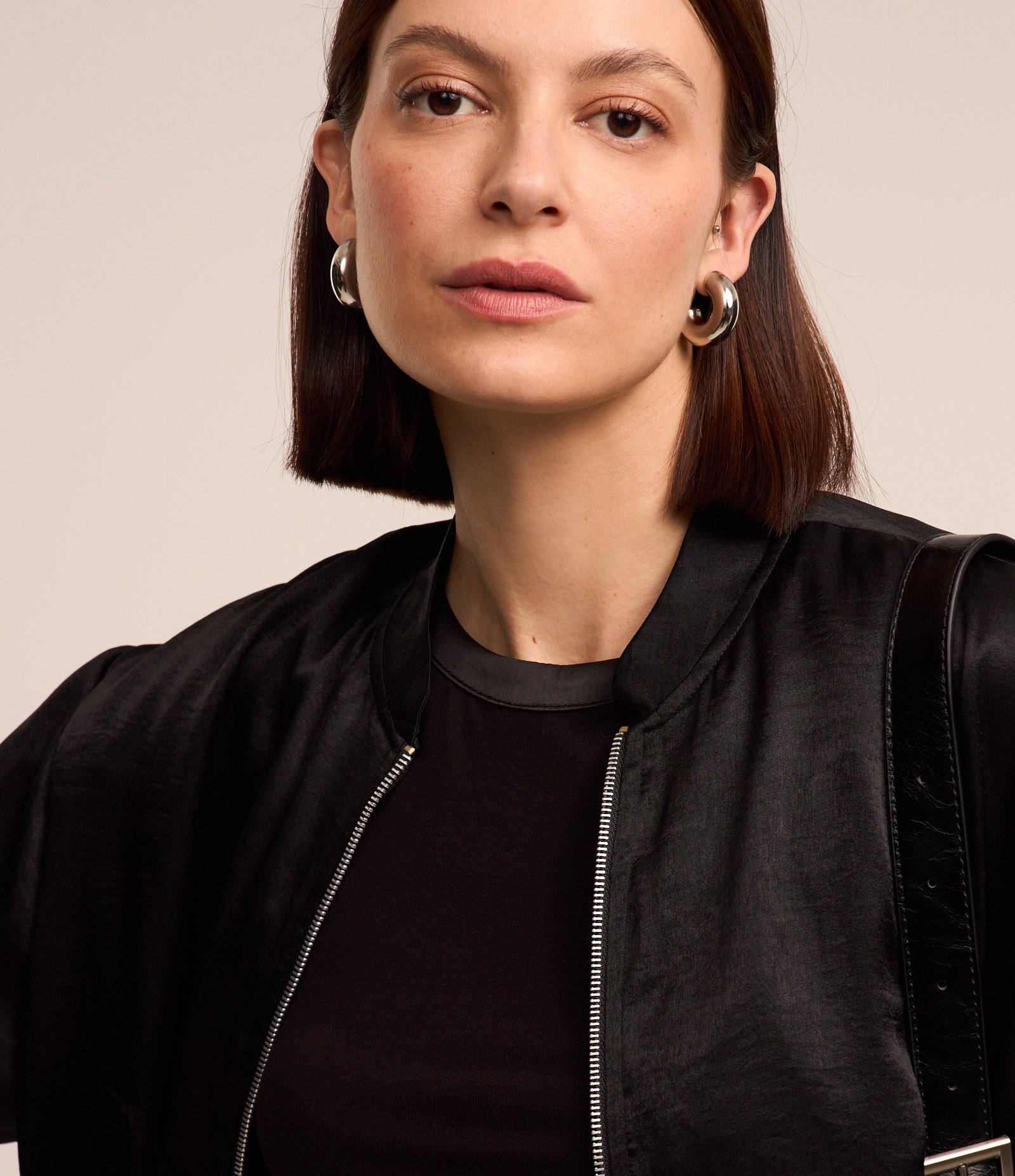 Jaqueta Bomber em Tecido Acetinado com Zíper Frontal Preto 4