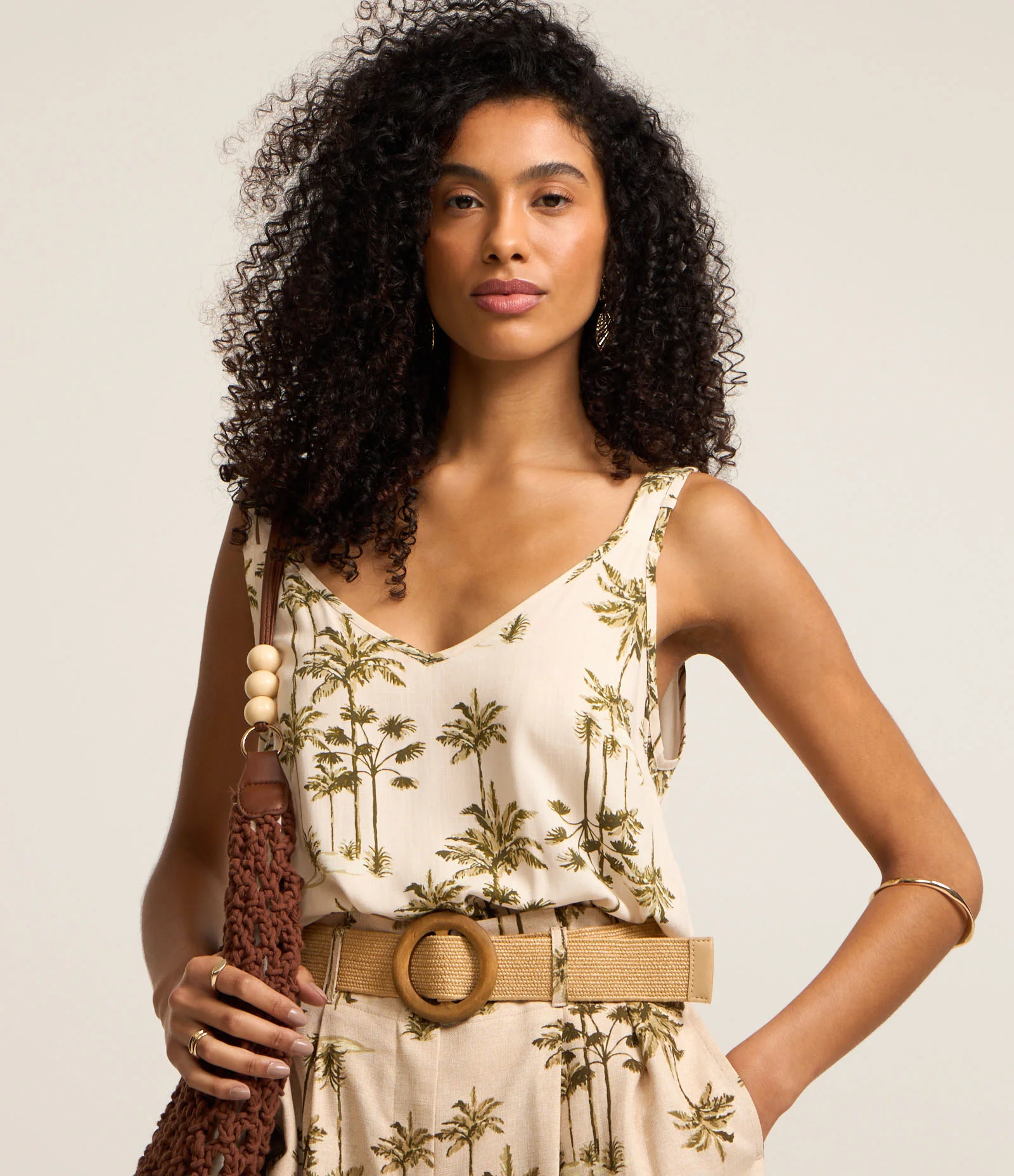 Blusa Sem Manga em Viscolinho com Coqueiros Estampados Bege 1