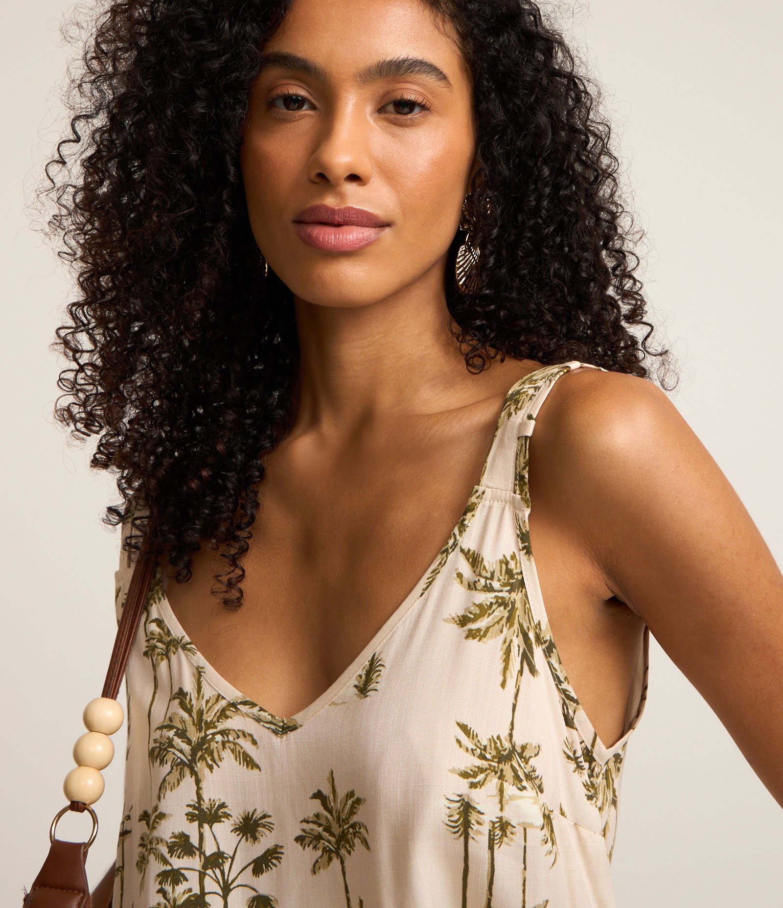 Blusa Sem Manga em Viscolinho com Coqueiros Estampados Bege 3