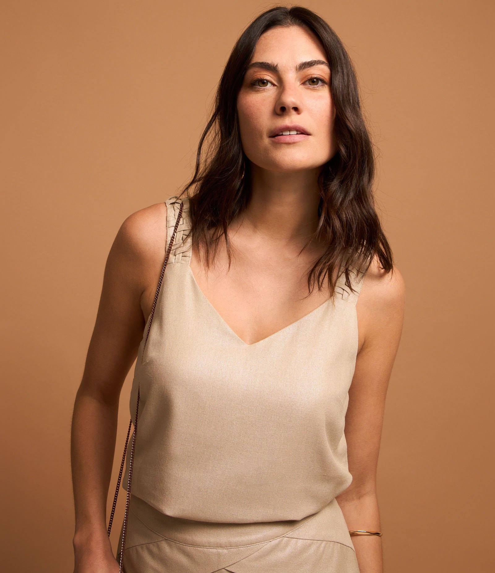 Blusa Regata em Viscose Liso com Foil e Detalhe Trançado na Alça Bege 1