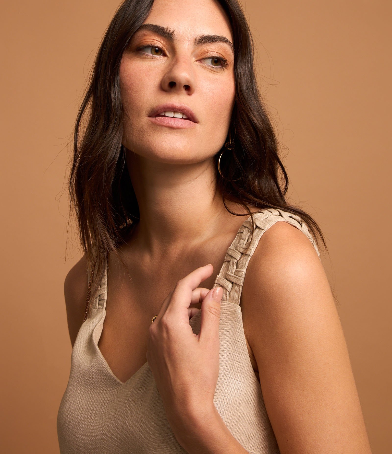 Blusa Regata em Viscose Liso com Foil e Detalhe Trançado na Alça Bege 3