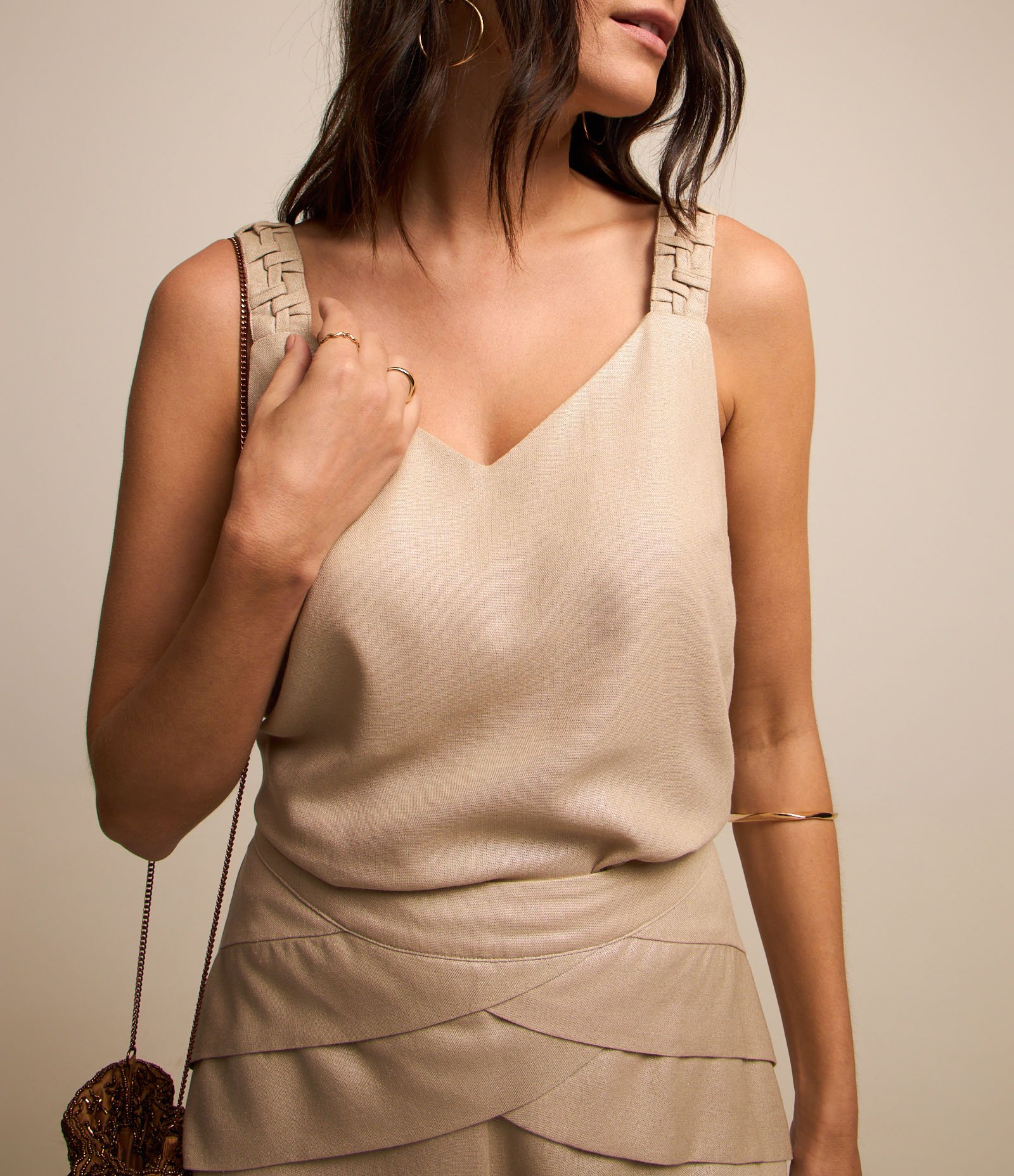 Blusa Regata em Viscose Liso com Foil e Detalhe Trançado na Alça Bege 5