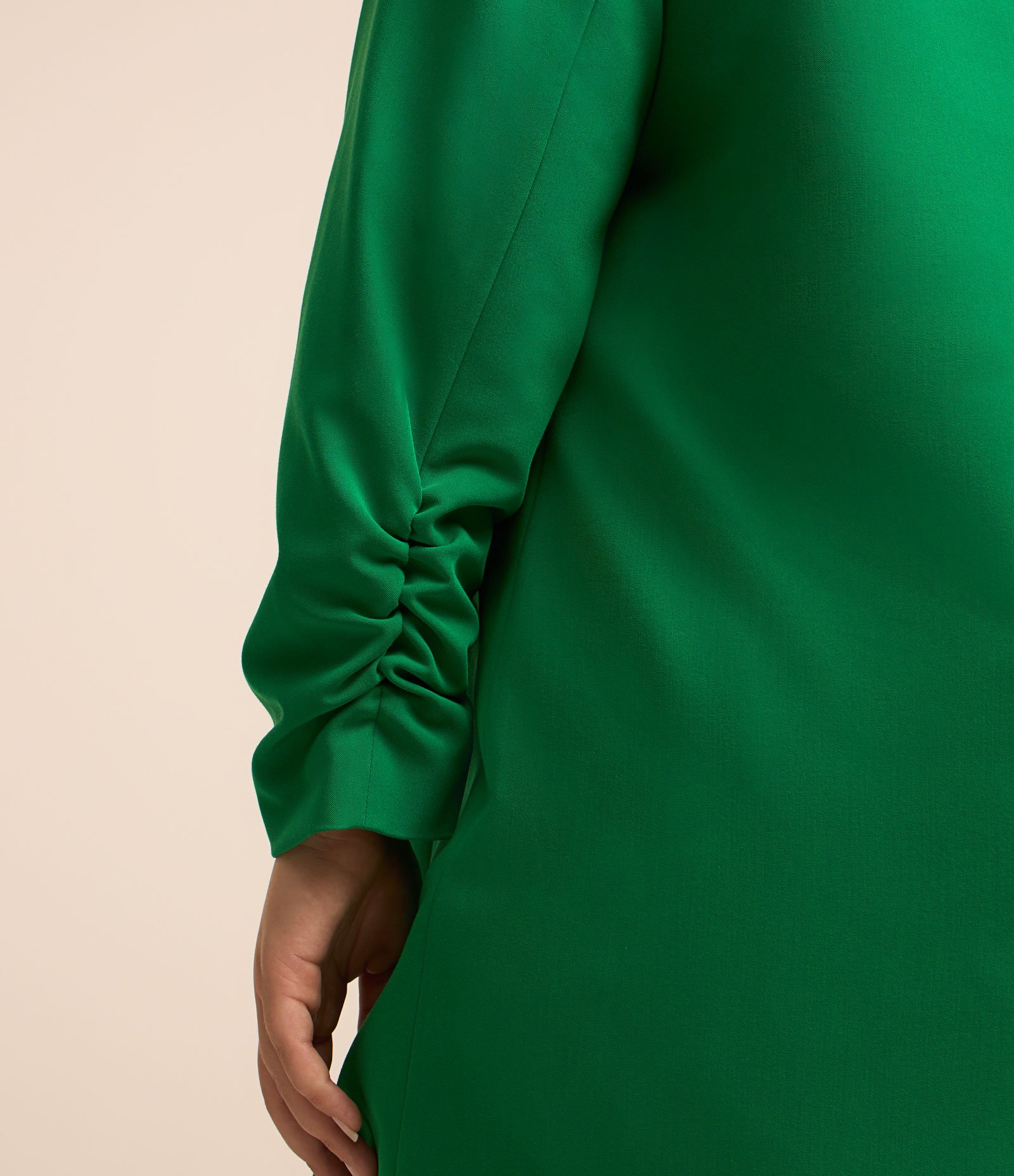 Blazer Alongado em Crepe Manga Puxadinha Curve & Plus Size Verde 6