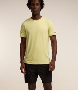 Camiseta Esportiva em Tecnologia Dry com Etiqueta na Barra