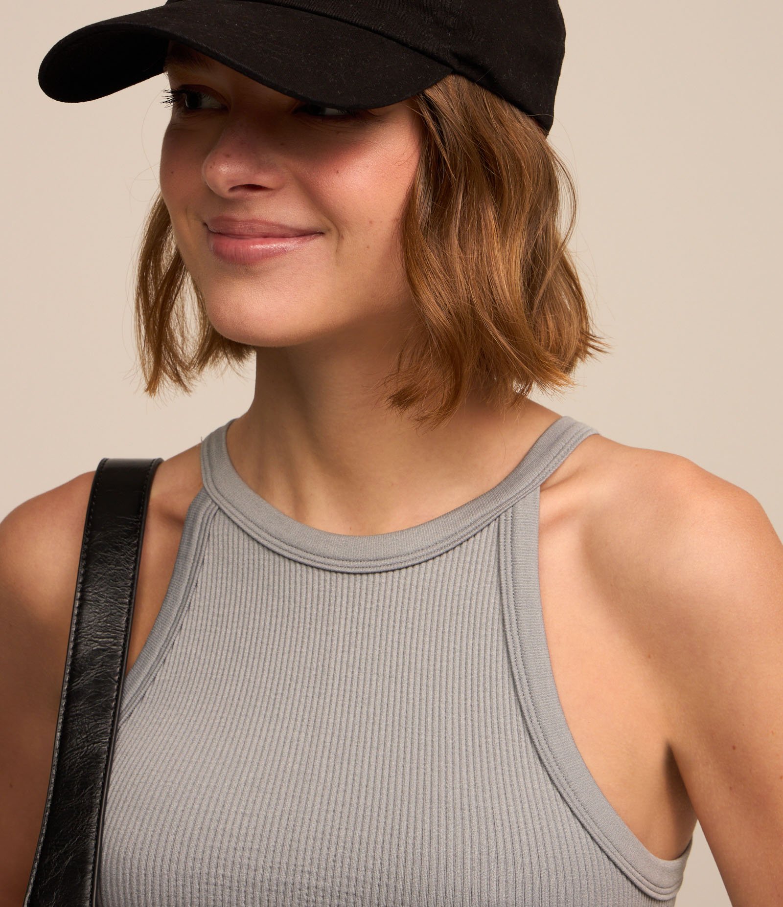 Blusa Cropped Sem Manga e Sem Costura com Decote Halter Cinza 3