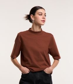 Camiseta em Algodão com Golinha Alta e Manga Curta