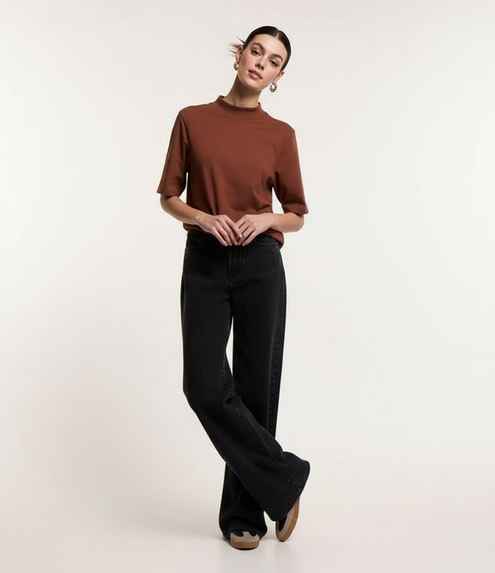 Camiseta em Algodão com Golinha Alta e Manga Curta Marrom 5