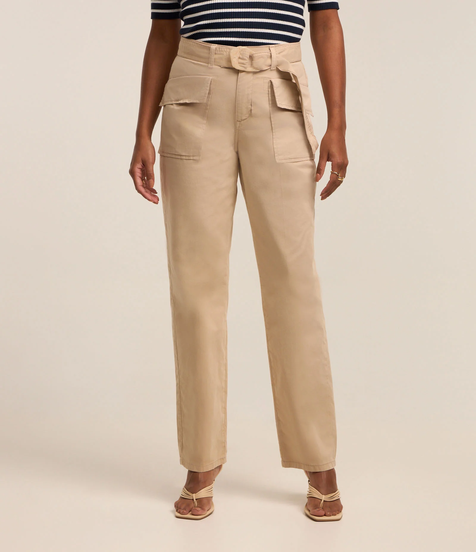 Calça Reta Cintura Média em Sarja com Bolso com Lapela Bege 1