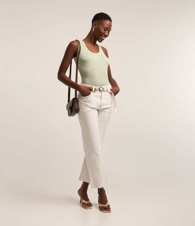 Calça Reta Cropped em Sarja com Cinto Afivelado