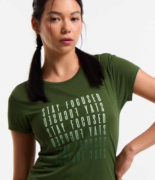Camiseta Esportiva em Poliamida com Lettering Stay Focused