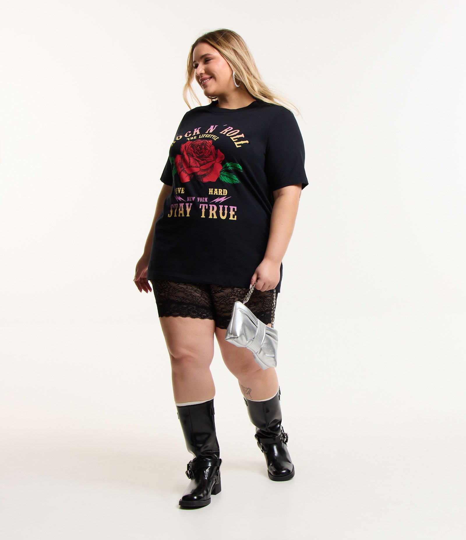 Camiseta em Algodão com Estampa Rosa Rock N Roll Curve & Plus Size Preto 2