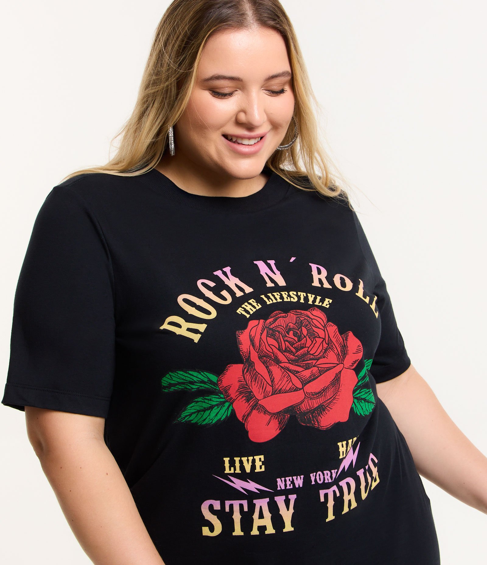 Camiseta em Algodão com Estampa Rosa Rock N Roll Curve & Plus Size Preto 4