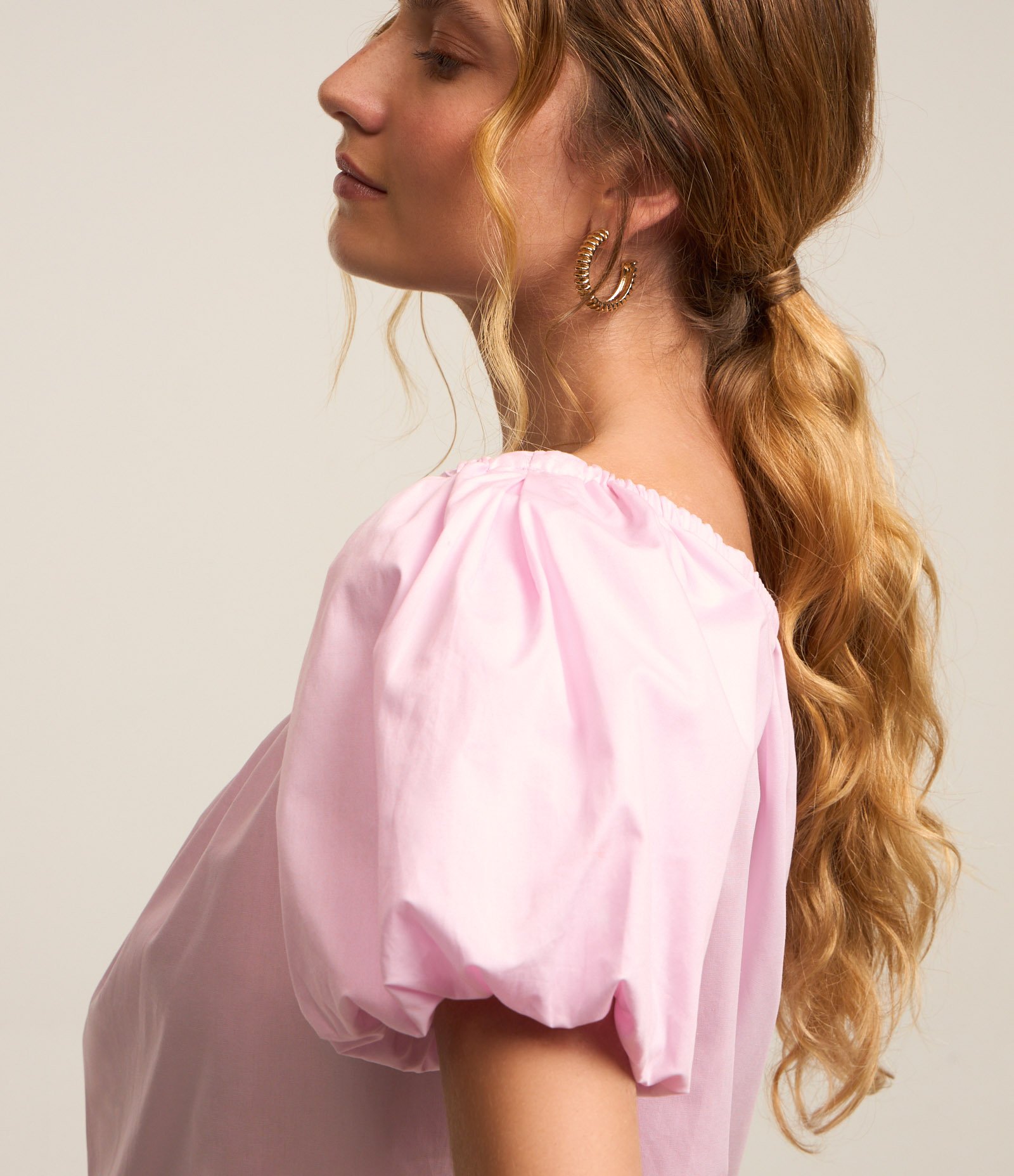 Blusa em Tricoline com Decote Ombro e Ombro e Manga Balonê Rosa 2