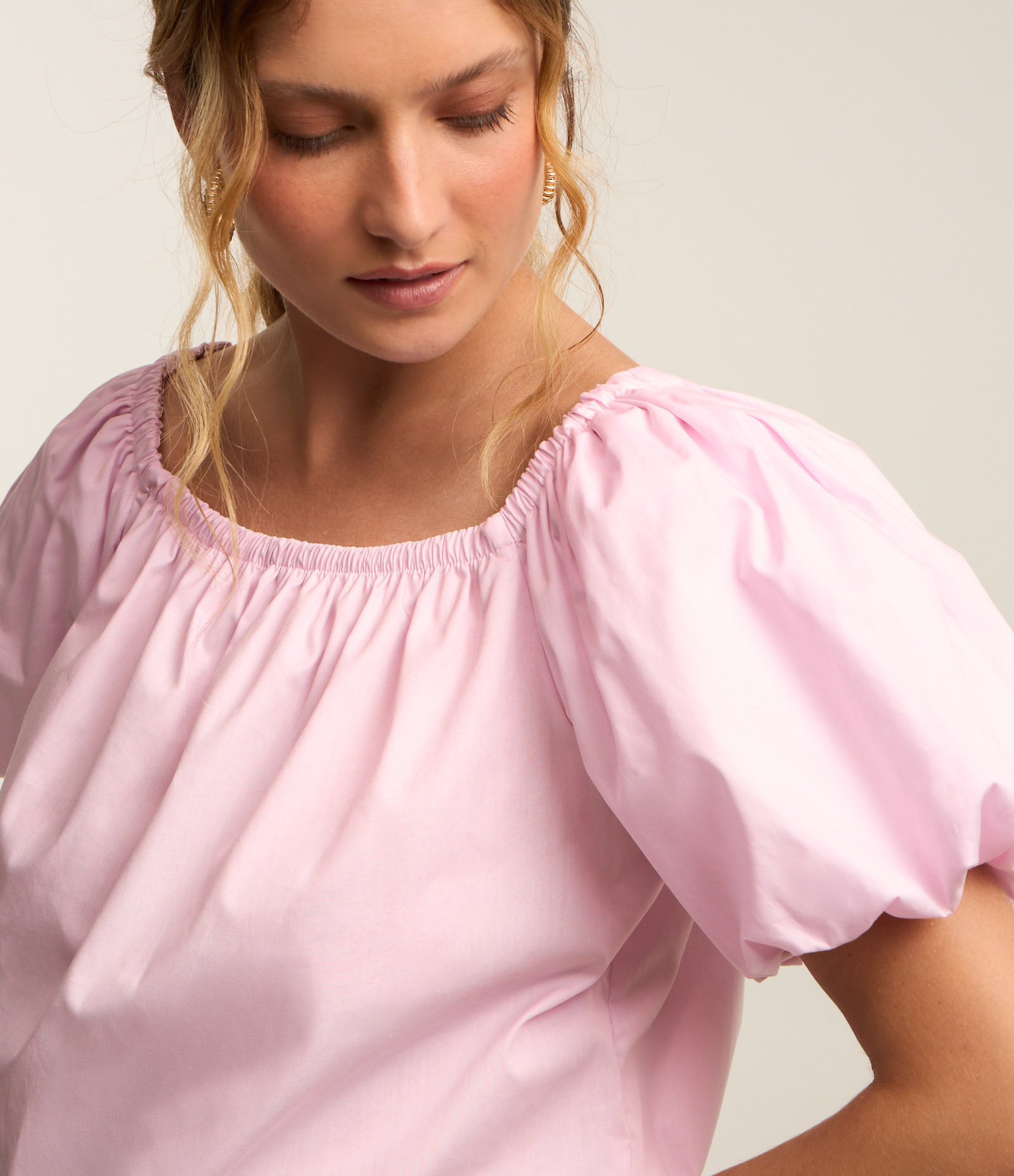 Blusa em Tricoline com Decote Ombro e Ombro e Manga Balonê Rosa 4