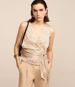 Blusa em Tecido Acetinado com Transpasse Frontal e Amarração