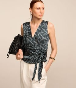 Blusa em Tecido Acetinado com Transpasse Frontal e Amarração