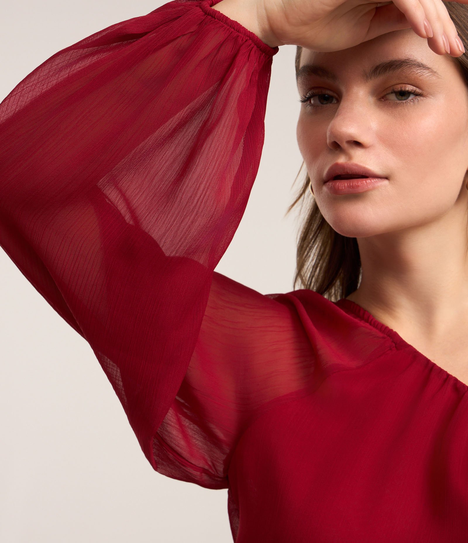 Blusa em Chiffon Ombro Só com Manga Bufante Vermelho Bordô 4