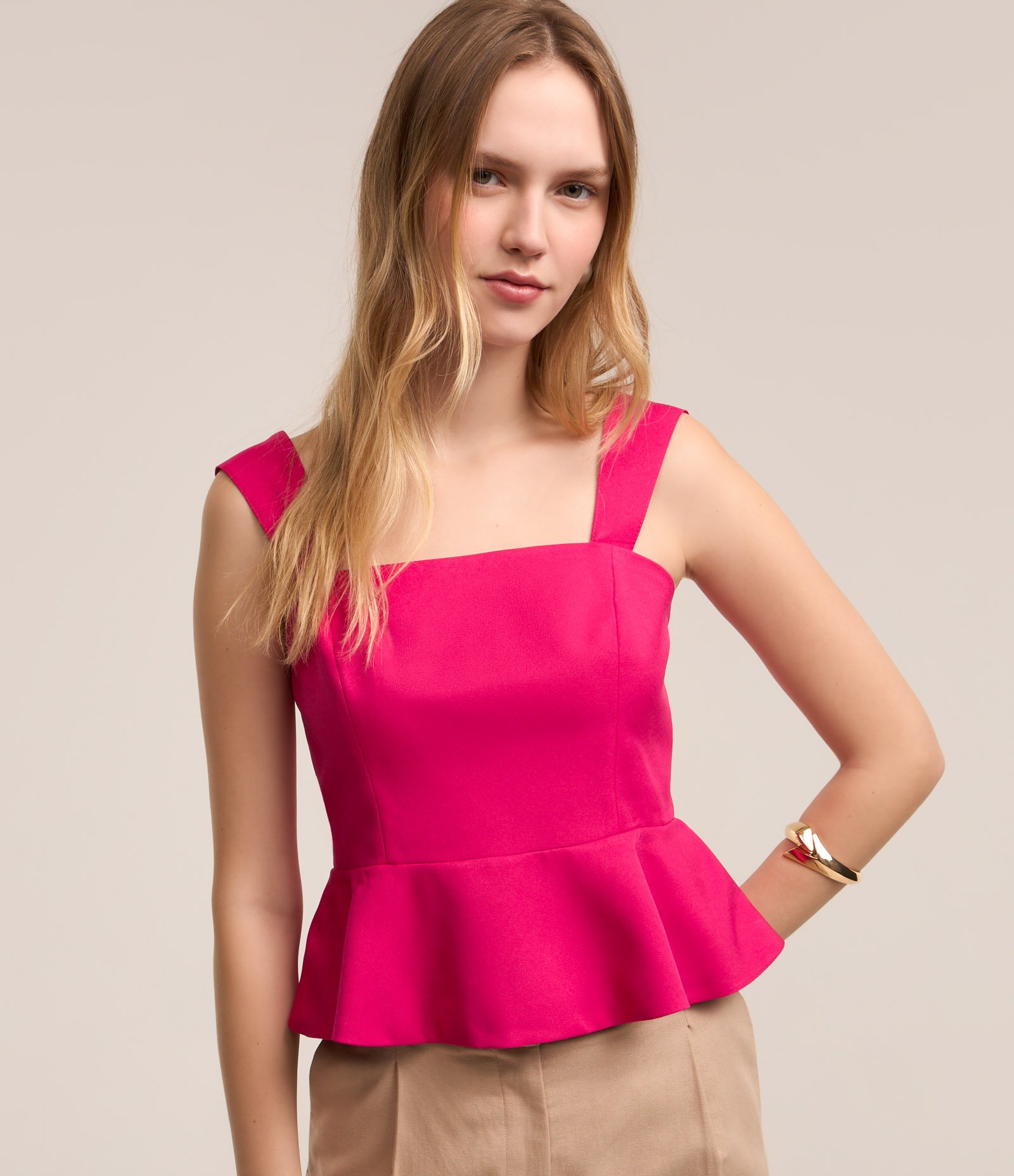 Blusa sem Manga em Crepe com Peplum na Barra e Fechamento em Zíper Rosa 1