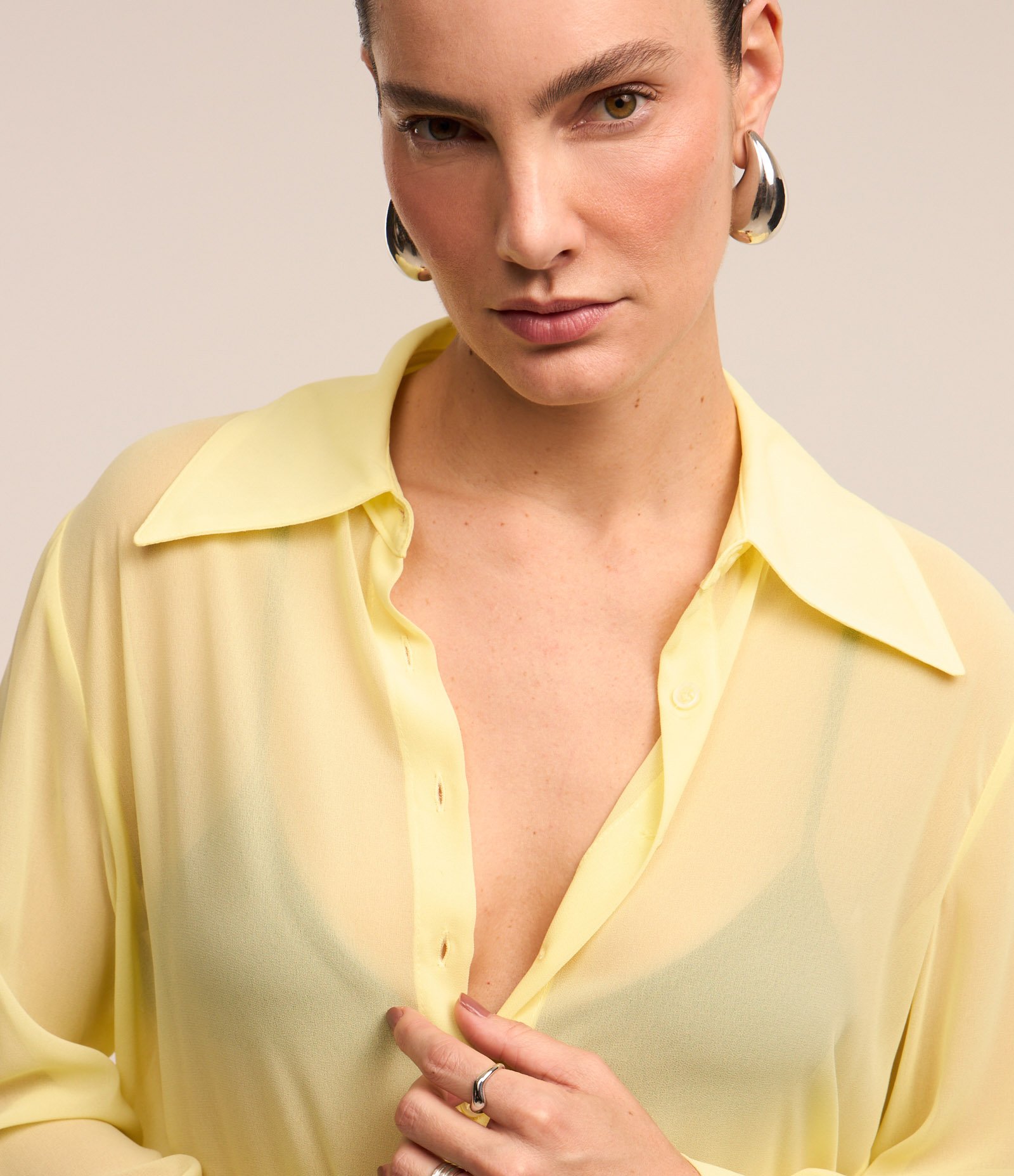 Camisa em Crepe com Abotoamento Frontal Amarelo Citrus 3