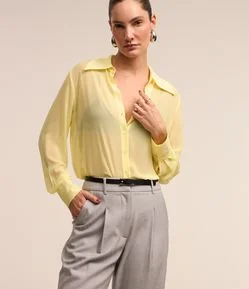 Camisa em Crepe com Abotoamento Frontal