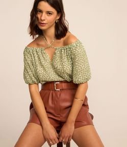 Blusa Ombro a Ombro em Chiffon com Estampa Mini Corações