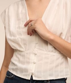 Blusa em Chiffon com Abotoamento Frontal e Recortes