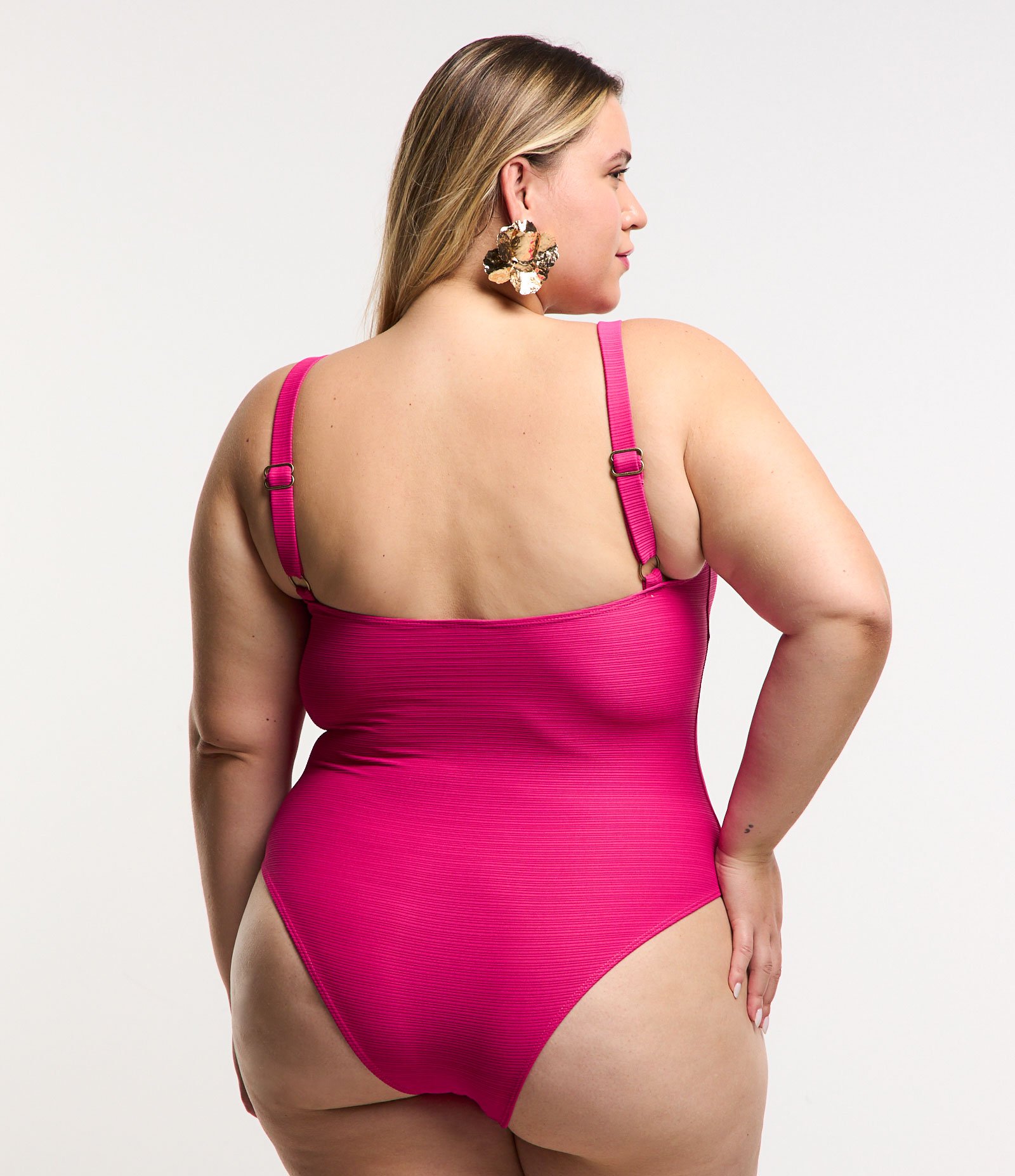 Maiô Reto em Poliamida Texturizada e Alça com Aviamentos Curve & Plus Size Rosa 2