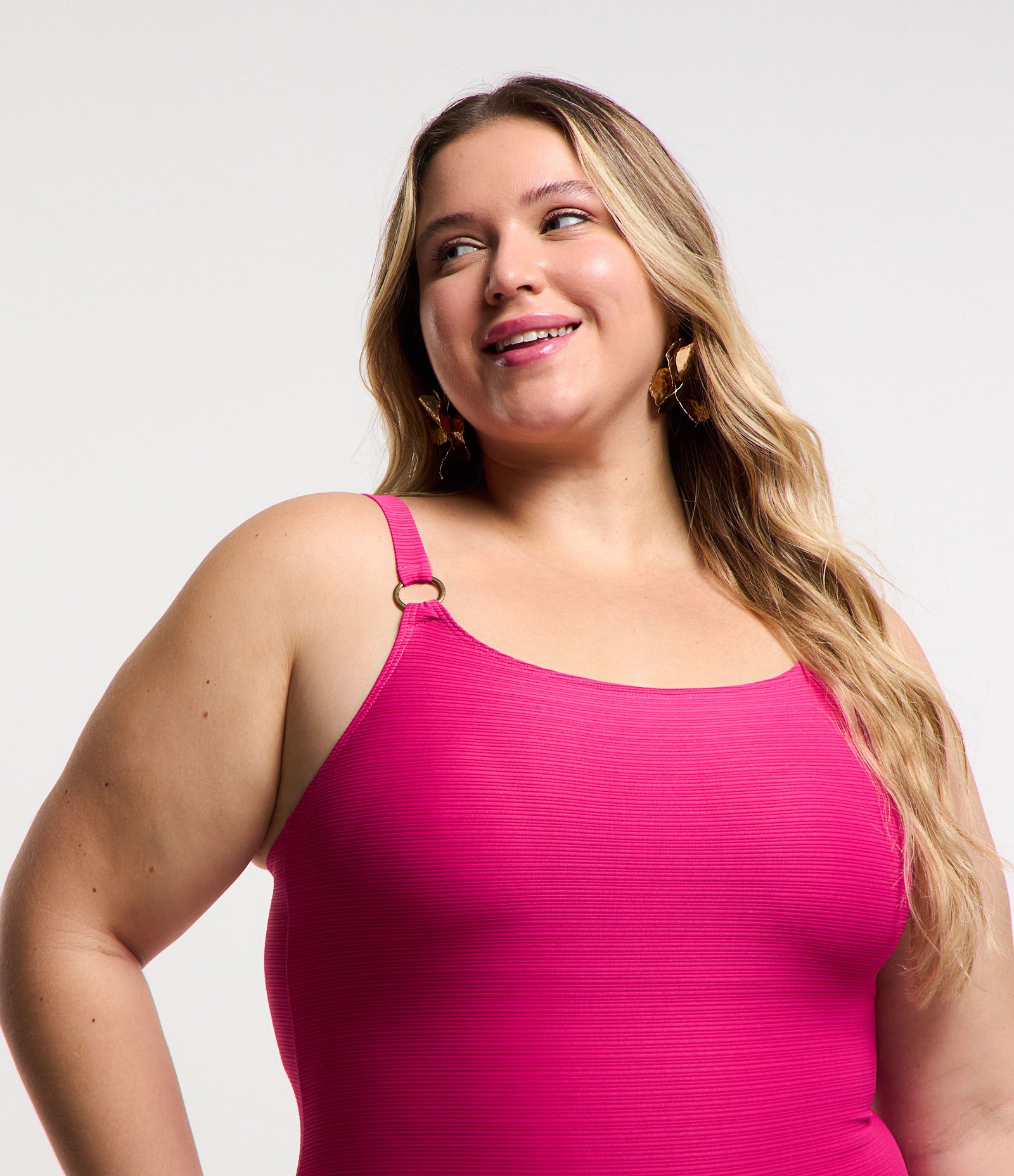 Maiô Reto em Poliamida Texturizada e Alça com Aviamentos Curve & Plus Size Rosa 3