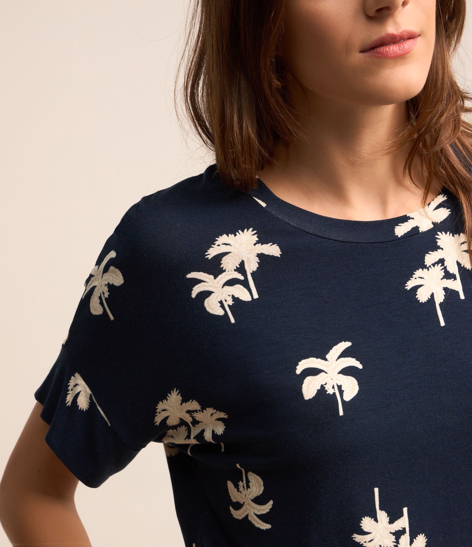 Blusa em Viscose com Estampa Coqueiros Azul Escuro 2
