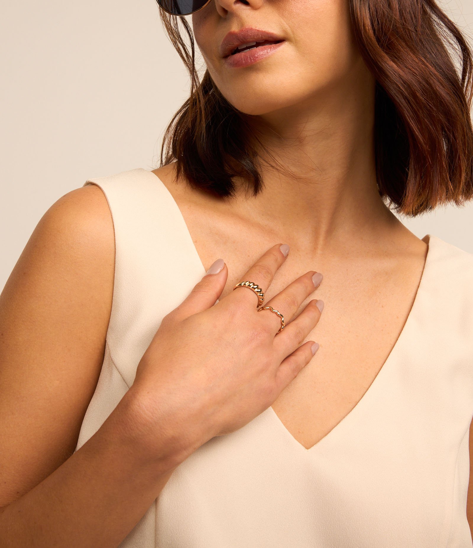 Blusa sem Manga em Crepe com Decote V e Pontas na Barra Off White 4