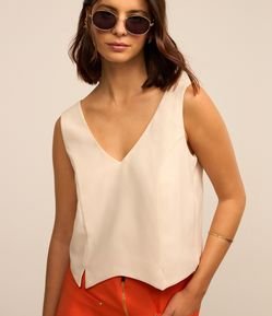 Blusa sem Manga em Crepe com Decote V e Pontas na Barra