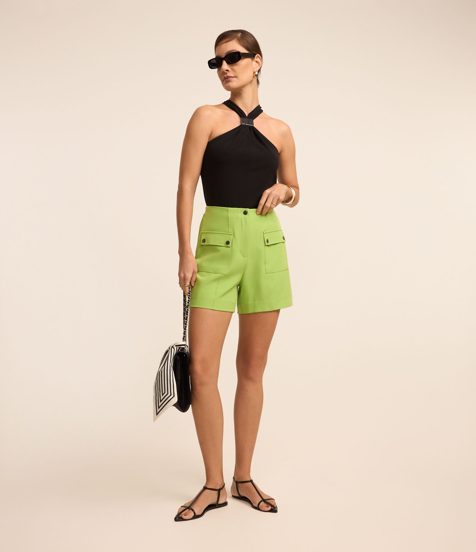 Short Alfaiataria Liso com cós de elástico e bolsos frontais com botão Verde 1