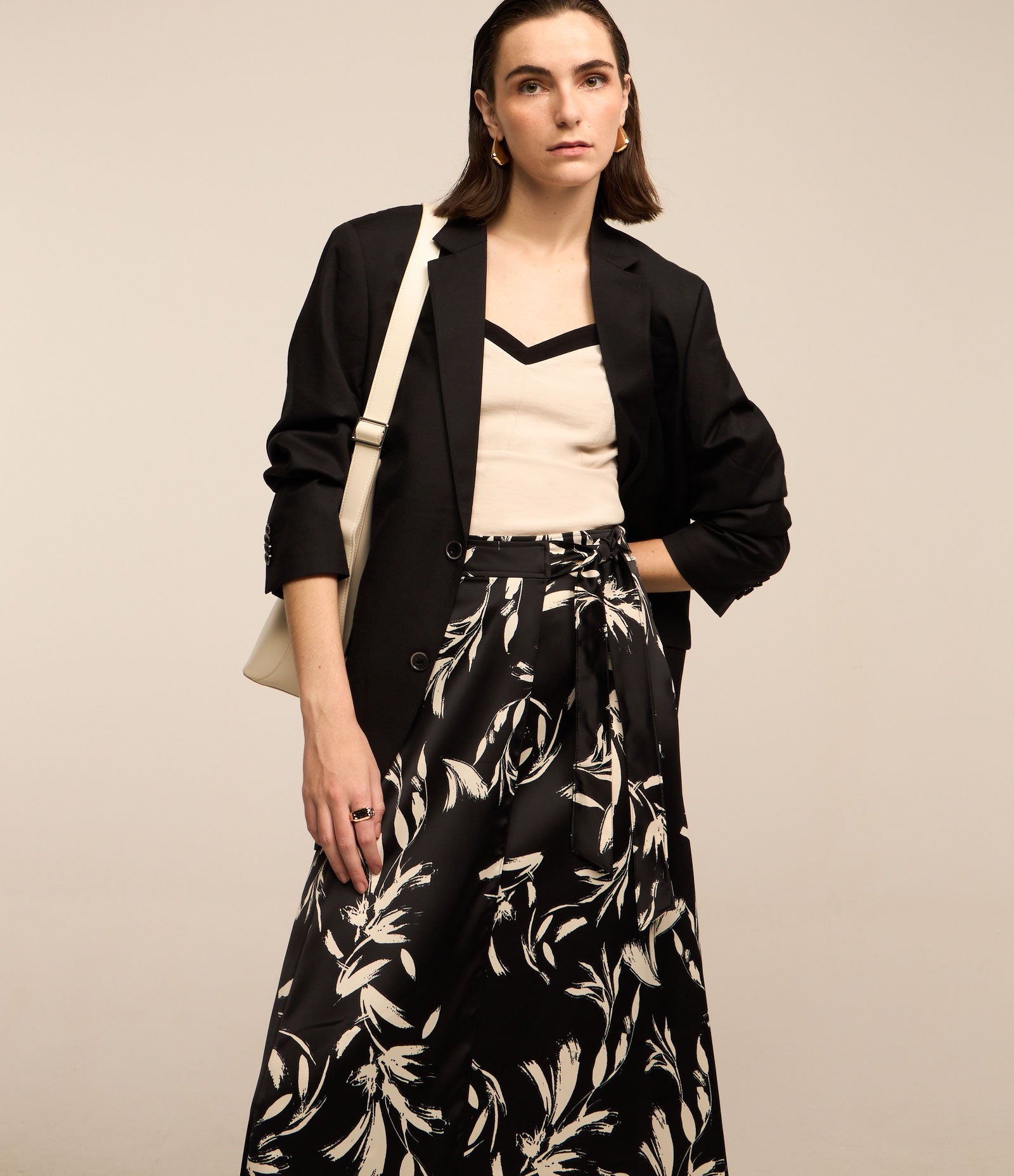 Saia Midi em Tecido Acetinado com Amarração e Estampa Floral Preto 3