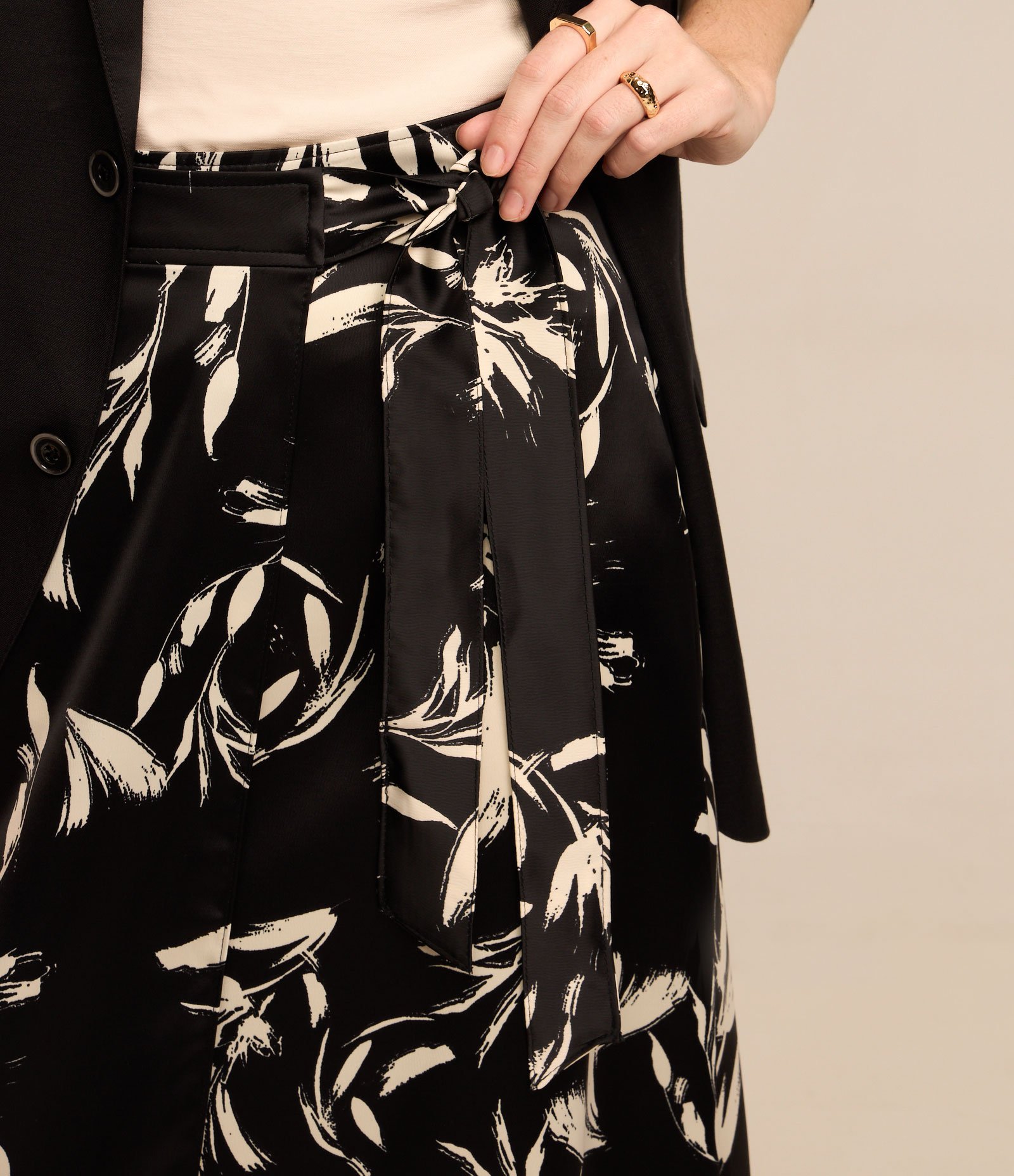 Saia Midi em Tecido Acetinado com Amarração e Estampa Floral Preto 4