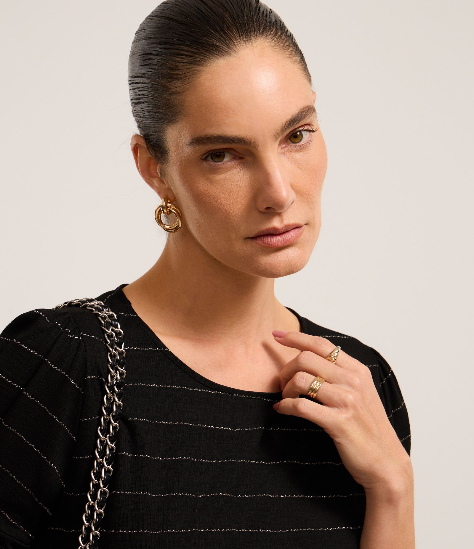 Blusa em Viscose com Estampa Listrada em Fio Metalizado Preto 5