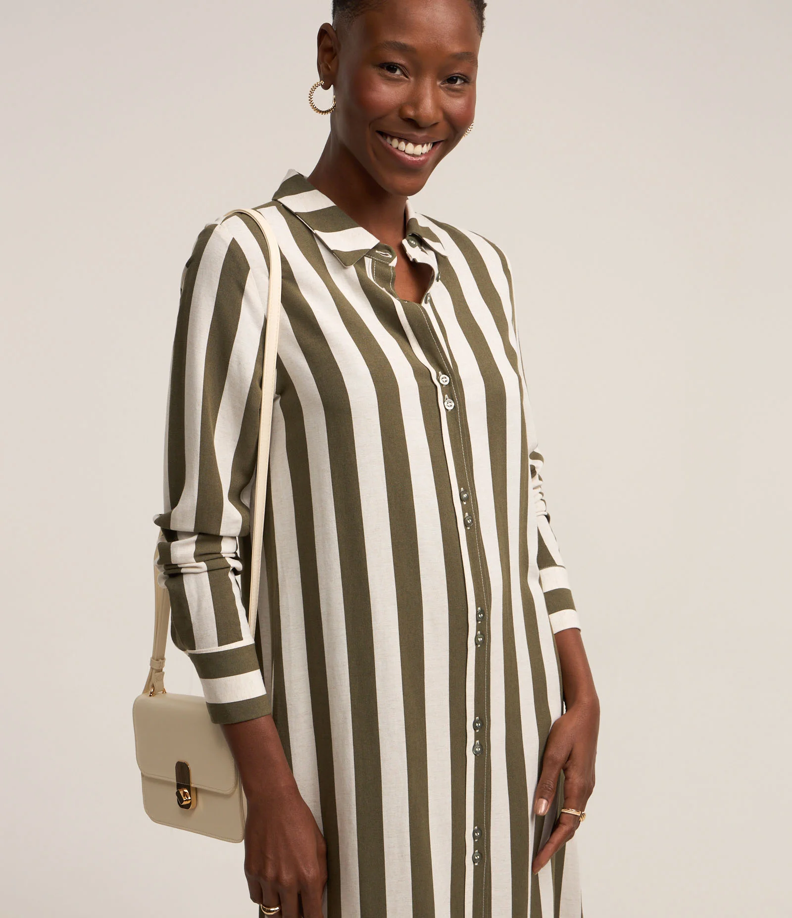 Vestido Chemise Alongado em Viscolinho com Estampa Listras Verde Oliva 2