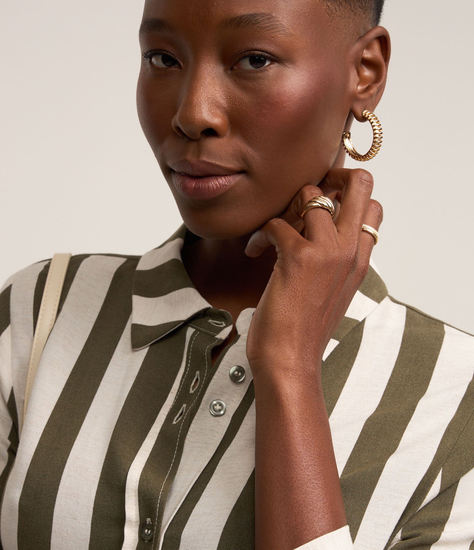 Vestido Chemise Alongado em Viscolinho com Estampa Listras Verde Oliva 4