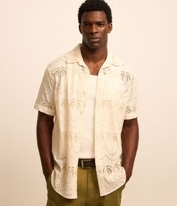 Camisa em Laise com Textura e Estampa em Laser Cut de Coqueiros