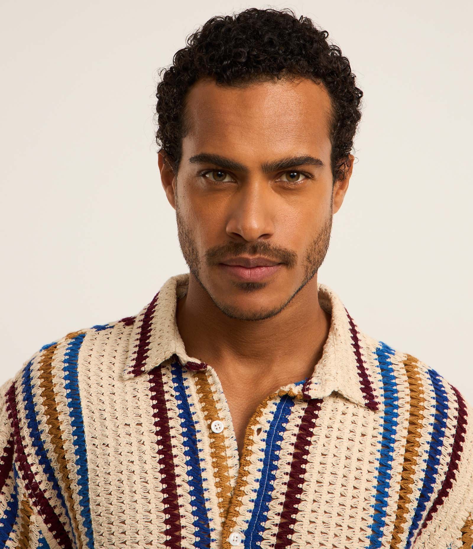 Camisa em Crochê Rustico com Textura e Listras Contrastantes Bege/Azul/Amarelo/Vermelho 4