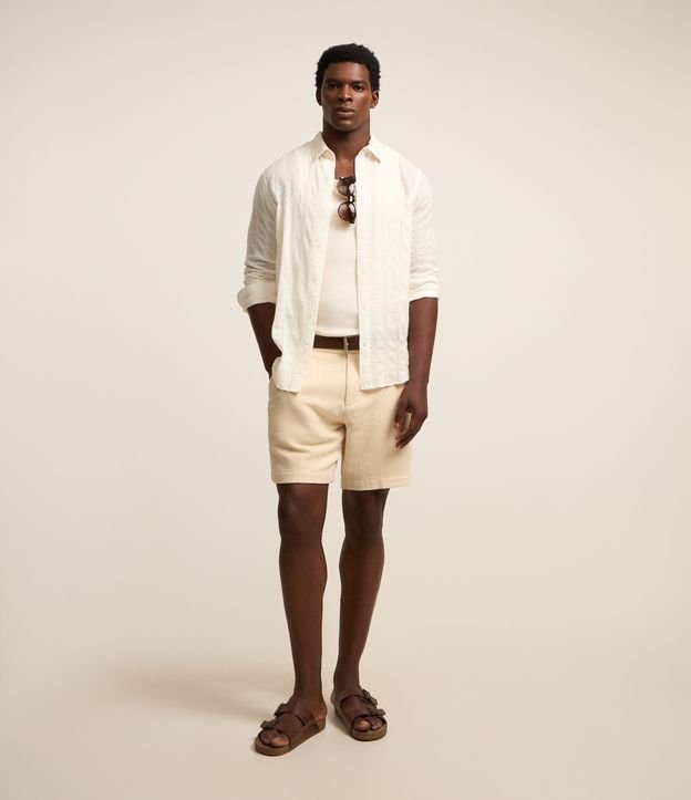 Camisa Regular em Algodão com Textura e Furinhos