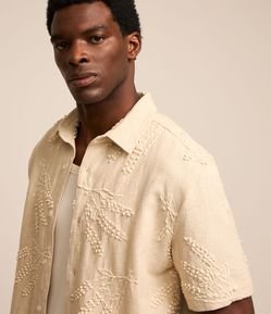 Camisa Comfort em Algodão com Textura e Bordado Floral