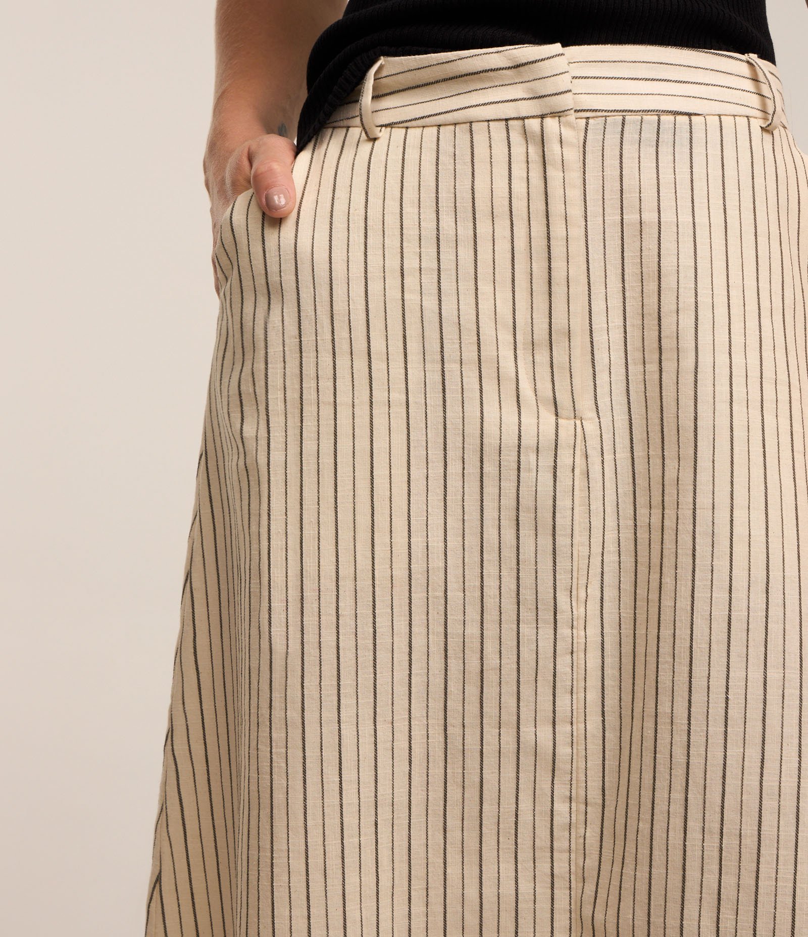 Saia Midi em Tricoline com Passantes no Cós e Estampa Listras em Fio Tinto Off White 4