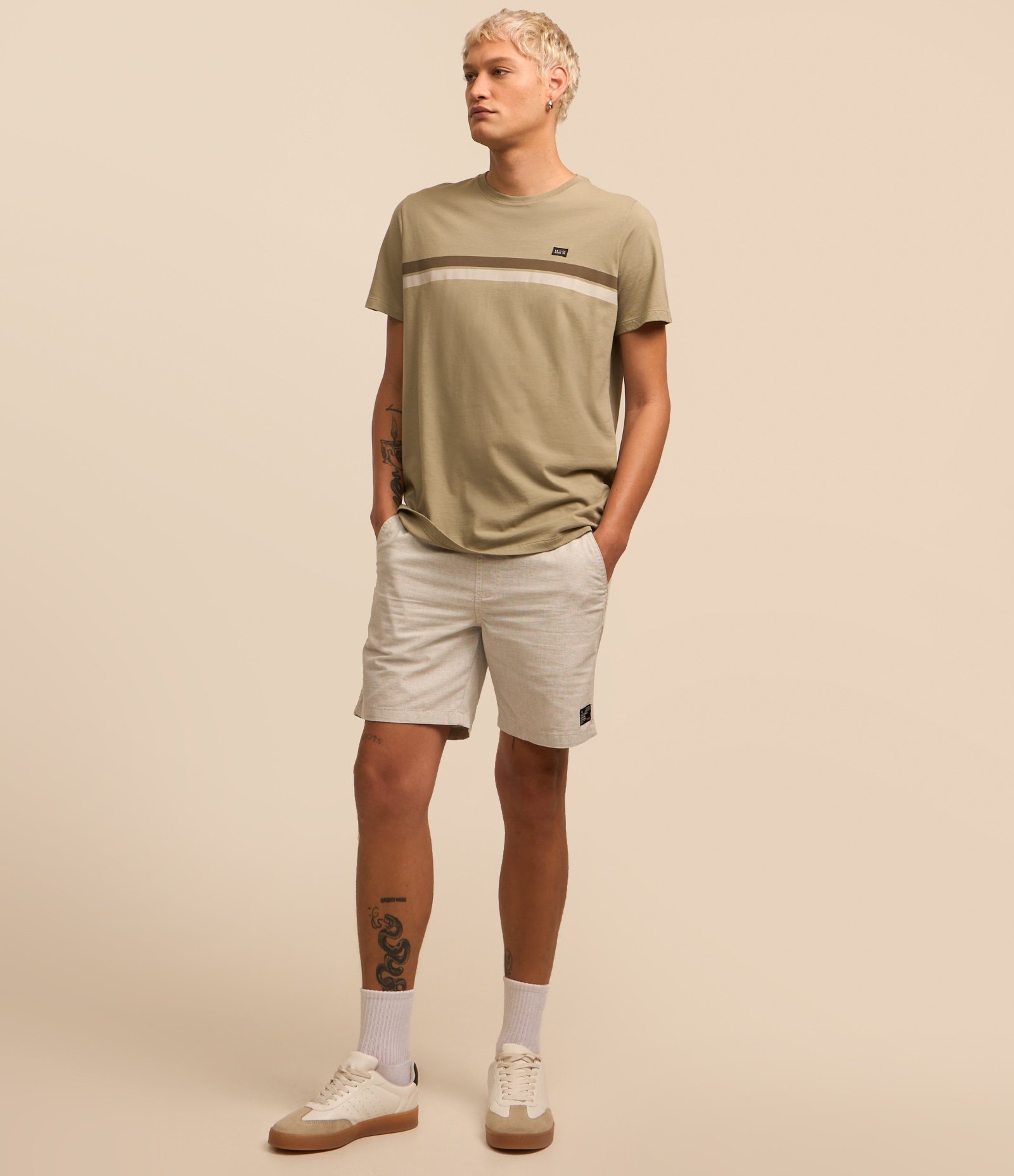 Camiseta Regular em Algodão com Estampa de Listras e Etiqueta Frontal Cinza 2