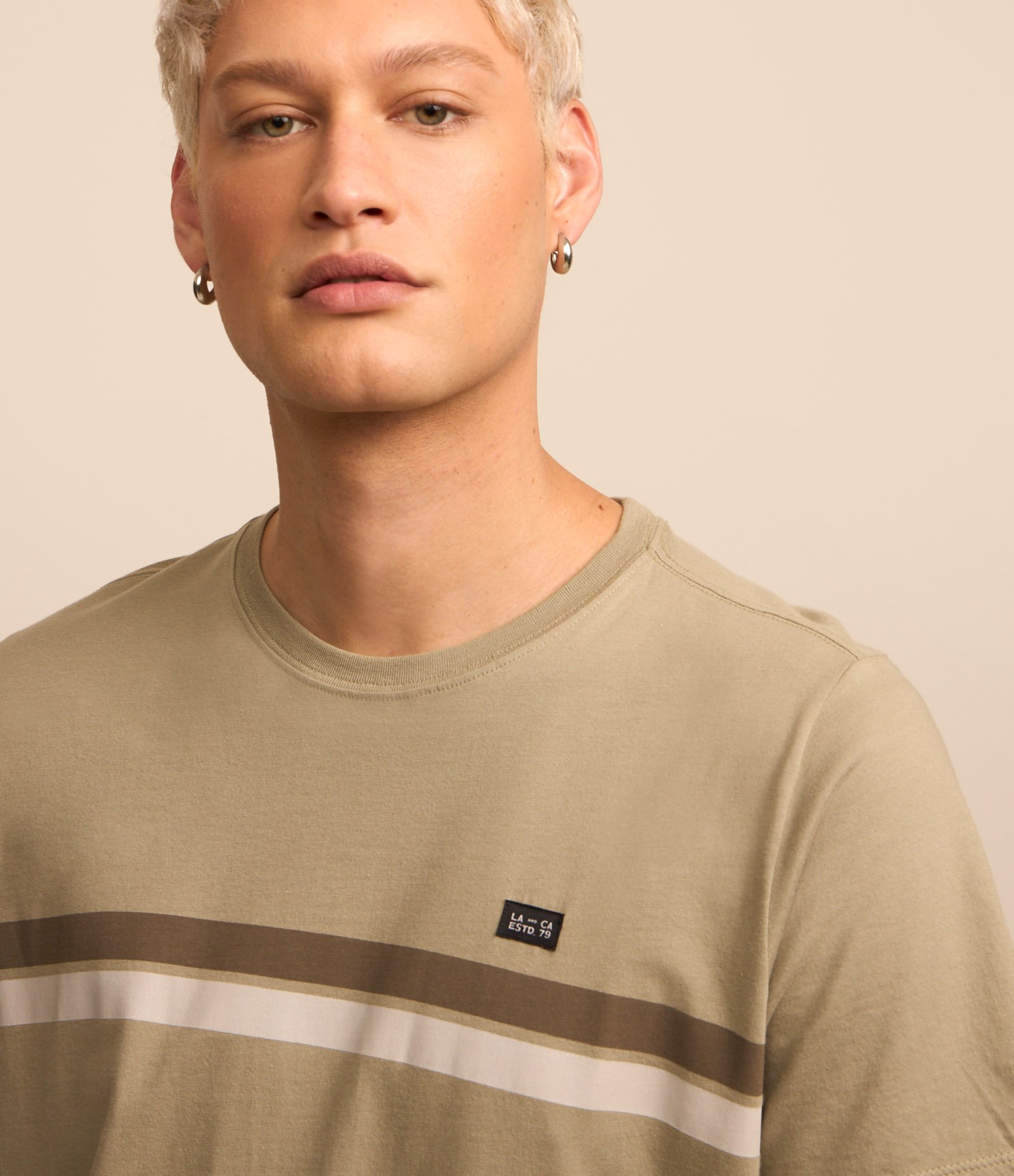 Camiseta Regular em Algodão com Estampa de Listras e Etiqueta Frontal Cinza 3