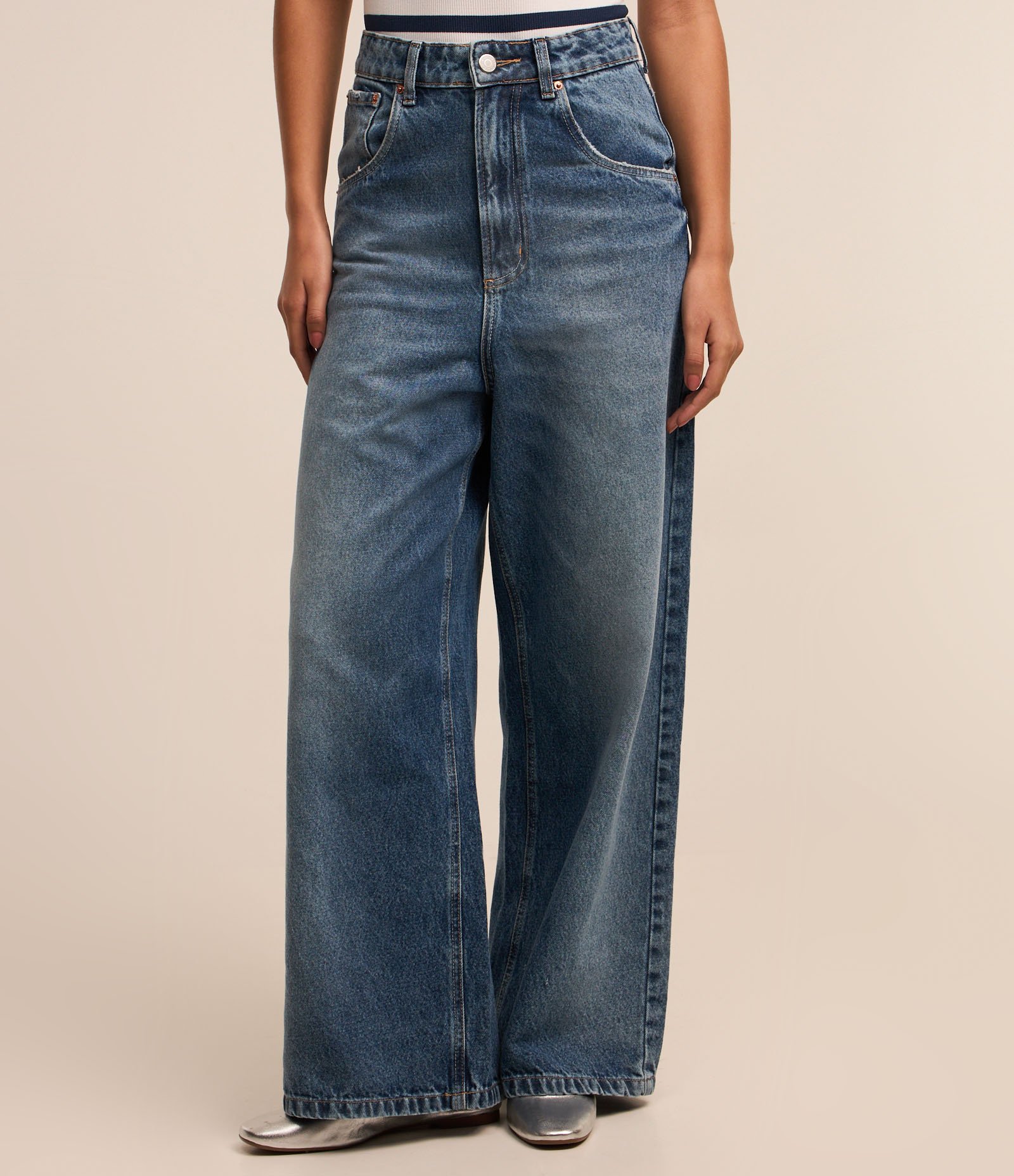 Calça Ampla Cintura Alta em Jeans com Bolsos Azul 4