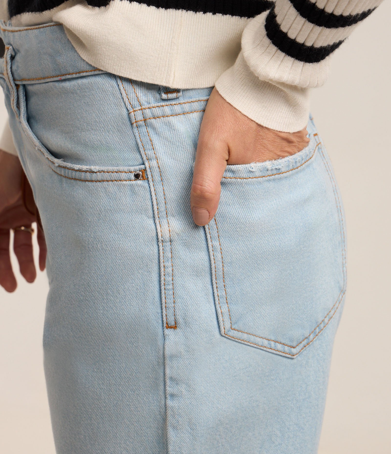 Calça Mom Cintura Alta em Jeans com Costura Aparente Azul 5