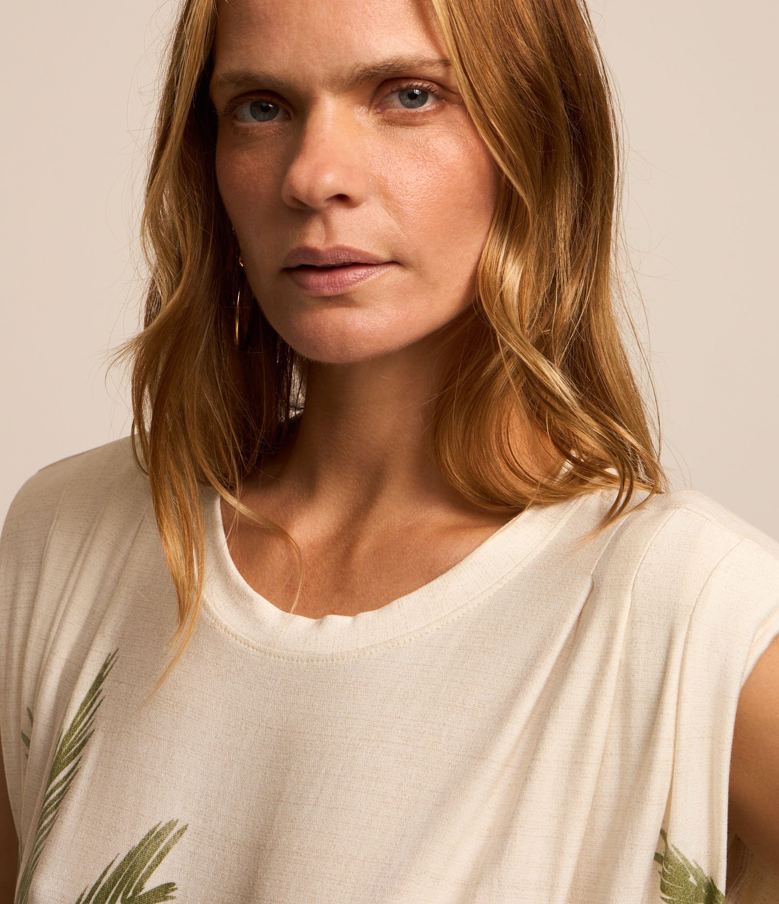 Vestido New Midi em Moletinho com Coqueiros Estampados Bege 3