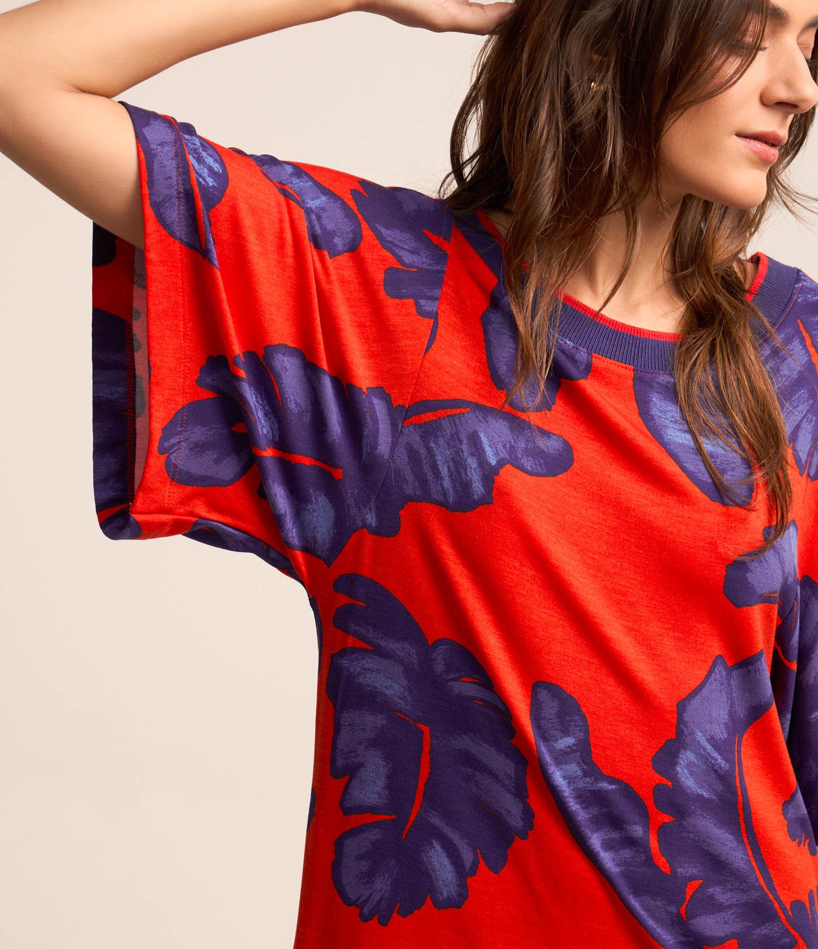 Vestido em Viscose com Estampa Folhagens Contrastantes Laranja/ Roxo 1